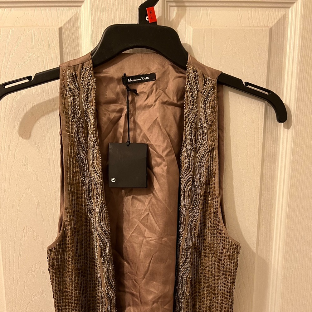 Massimo Dutti silk vest. It’s new. It still has the tags attached.